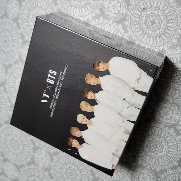 VT Cosmetics VT X BTS Collagen Pact, Black - Picture 2 of 12